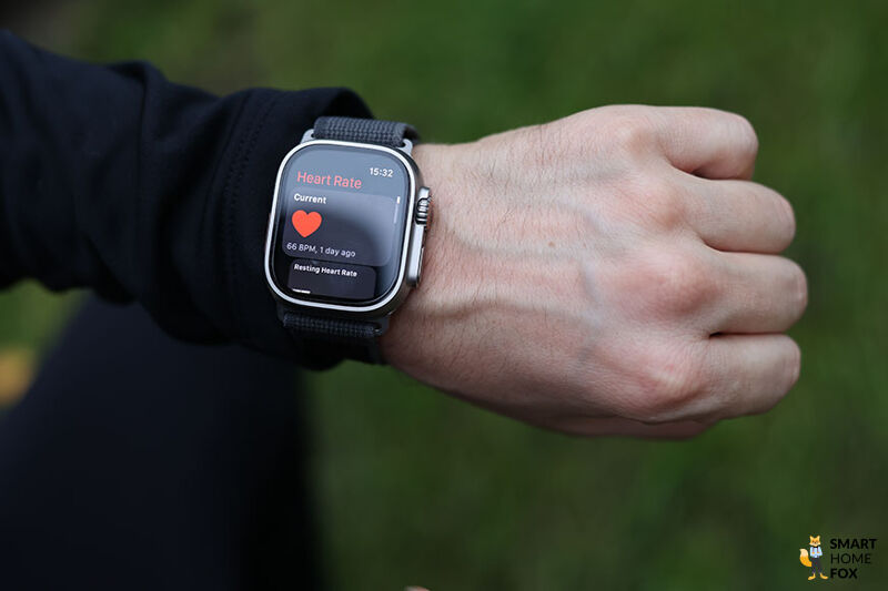 Man sieht die Herzfrequenzmessung auf der Apple Watch Ultra.
